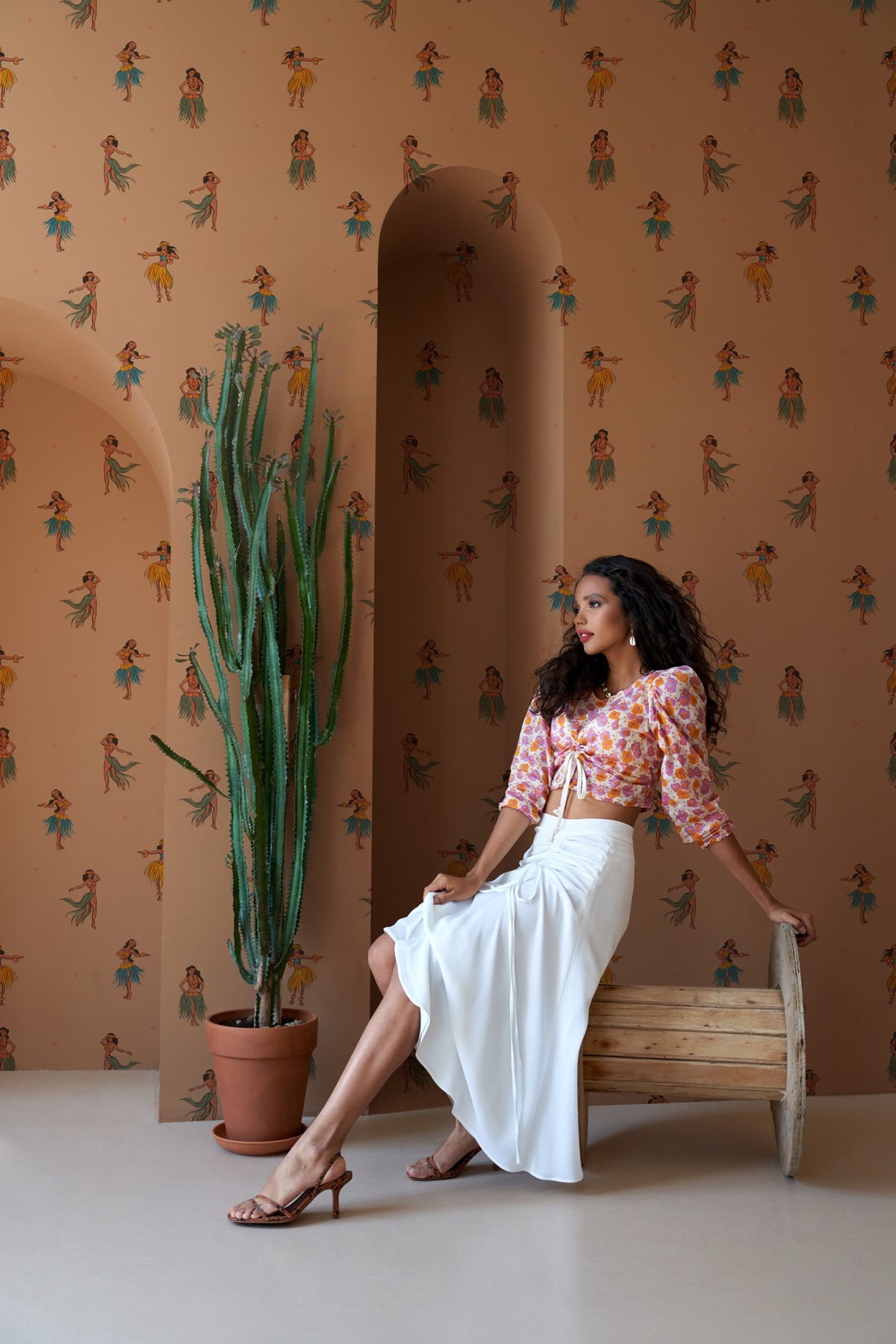 Hula Girl Wallpaper : Retro Hawaiian Pattern on Peach Mural